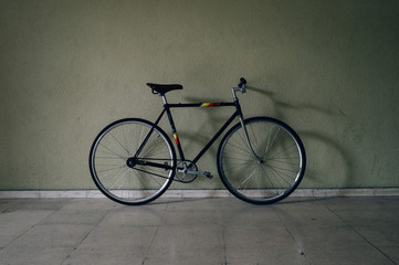 Fototapeta na wymiar vintage bicycle leaning against the wall