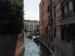 Blick durch Venedigs Gasse/Kanal Sommer