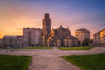 Fototapeta na wymiar Iglesia de la Vera Cruz al amanecer, Carballiño, Ourense, España.
