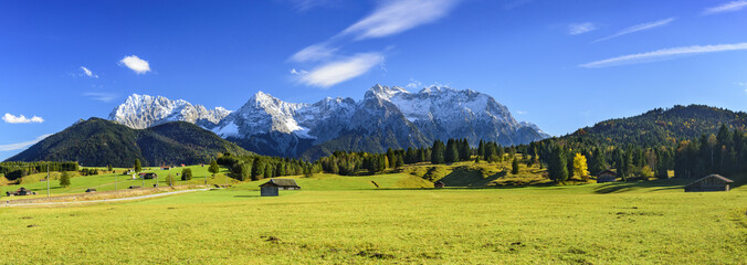 grandiose Aussicht auf das Karwendelgebirge im Werdenfelser Land