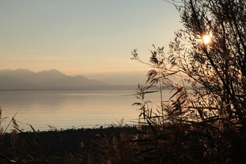 Chiemsee mit Sonne und Berge im Herbst - Sonnenuntergang