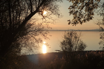 Chiemsee mit Sonne und Berge im Herbst - Sonnenuntergang