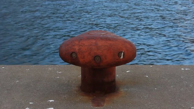 赤錆びた係留杭 のあ風景
