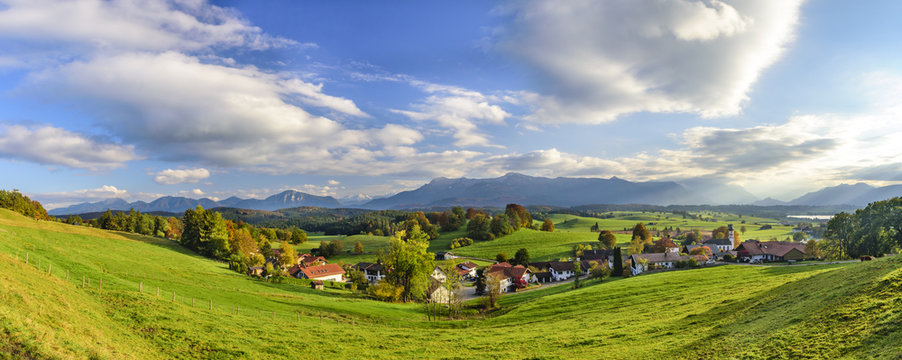 Blick auf Aidling am Riegsee im bayrischen Oberland