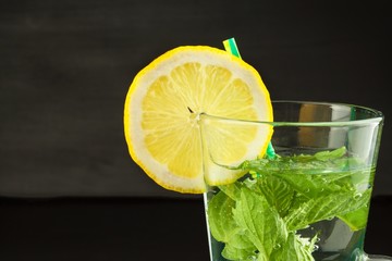 Refreshing mint and lemon. Homemade lemonade with fresh lemon and mint. Mint julep in glass on the wooden background.
 - obrazy, fototapety, plakaty