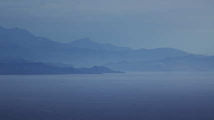 Lever du jour sur la Corse, ile de beauté bleue