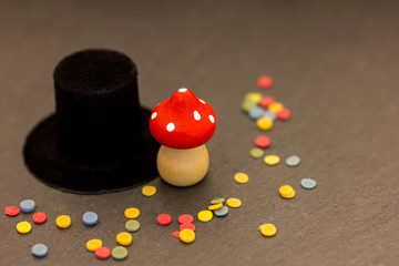ein Zylinder, Konfetti und ein Fliegenpilz für Silvester 2017