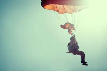 Foto auf Acrylglas Luftsport Fallschirmspringer Auf Buntem Fallschirm Im Sonnigen Klaren Himmel.