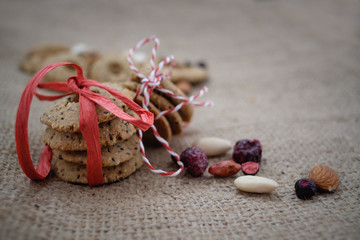 Weihnachtliche Chia Kekse auf Jutedecke