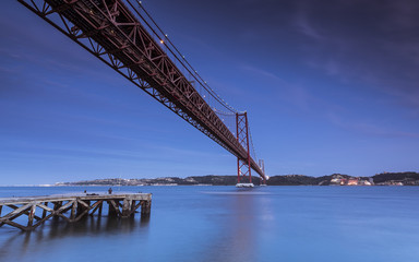 Obraz premium Puente colgante con muelle al amanecer