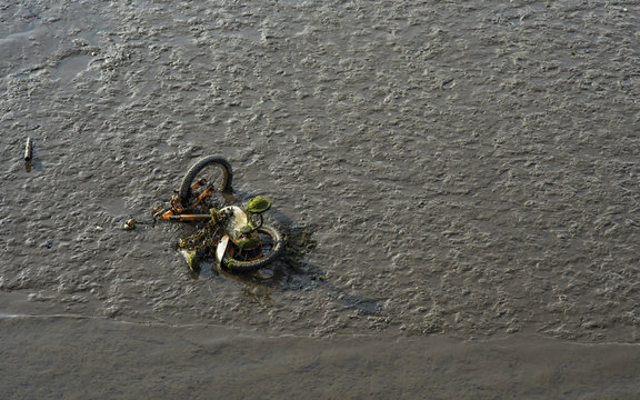 Bicicleta tirada a la ria queda expuesta al bajar la marea