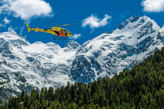elicottero in volo in alta montagna - Bernina - Swisse