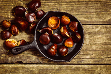 Draufsicht auf eine Pfanne mit Maronen, Maroni