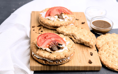 Crispbread with cottage cheese and tomatoes.