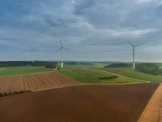 Luftbild Drohnenflug über Windkraftwerk Windräder