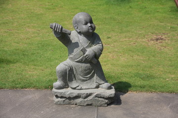 Fototapeta na wymiar une petite sculpture du temple de Da Peng