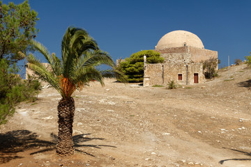 Une mosquée et des palmiers