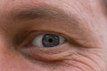 Obraz premium Macro shot of man's eye with wreckles