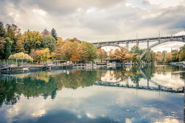 Kirchenfeldbrücke in Bern bei farbigem Herbstabend