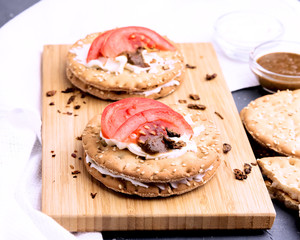 Crispbread with tomatoes