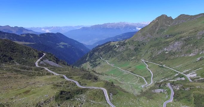Strada Passo San Marco - Valtellina - Valico alpino - Veduta aerea 4k
