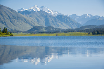Obraz na płótnie Canvas Reflection of hight mountain in crystal lake.