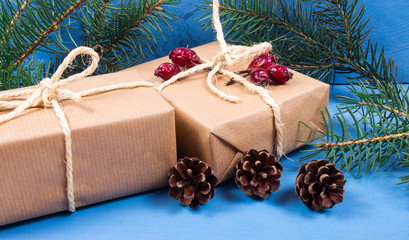 Obraz na płótnie Canvas Rustic gift box with kraft paper. Christmas gift.