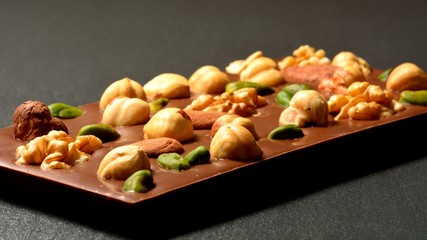 Vollmilch-Schokolade mit Walnüssen, Haselnüssen, Pistazien und Mandeln 