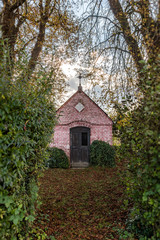 Obraz premium Kleine Kapelle im Grünen