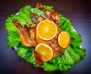 Запеченная курица с апельсинами и свежими помидорами