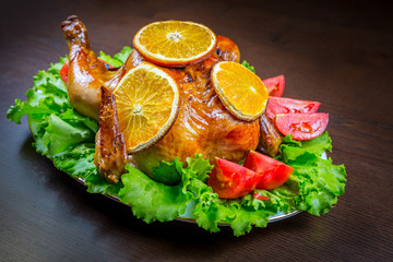 Запеченная курица с апельсинами и свежими помидорами