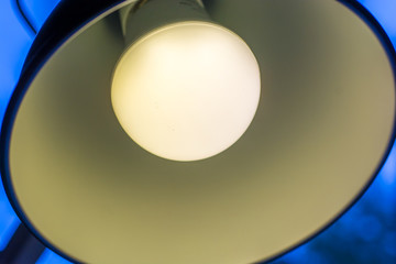 Schreibtischlampe mit Energiesparlampe im Detail