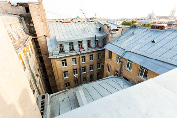 прекрасный романтичный вид с крыш Санкт-Петербурга в цент ре города