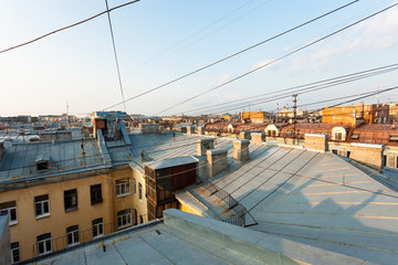 Fototapeta na wymiar прекрасный романтичный вид с крыш Санкт-Петербурга в цент ре города