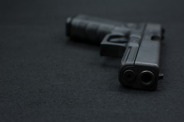 Waffe auf schwarzem Hintergrund