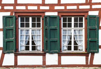 Fachwerkhaus mit grünen Rolladen in Monschau - Eifel