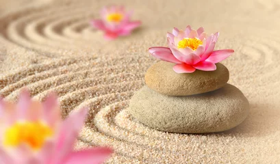 Fotobehang Zen zand, lelie en spa-stenen in zen-tuin  © Belight