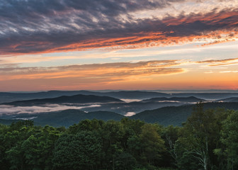 Obraz premium Fog Settles into Valley at Sunset