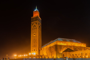 Fototapeta na wymiar Die Hassan-II.-Moschee in Casablanca bei Nacht; Marokko