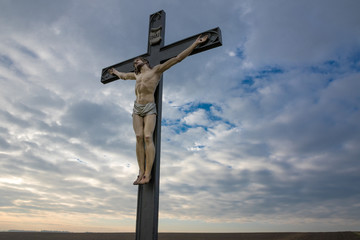 Flurkreuz mit Jesus vor blauem Himmel