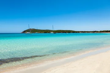 Photo sur Plexiglas Plage de Palombaggia, Corse Bateaux amarrés dans l& 39 eau turquoise de la plage de Rondinara à Cors