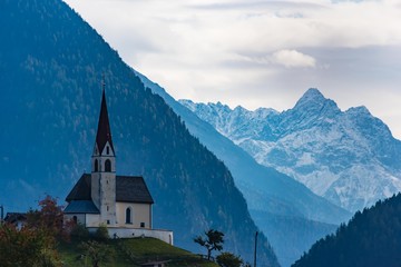 Blick ins Ötztal mit Kirche von Au im Vordergrund