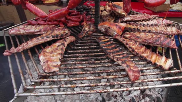 Parrillada de carnes asadas al aire libre. Carnes de cerdo, ternera, cordero,  embutidos, chorizos,  y morcillas 
