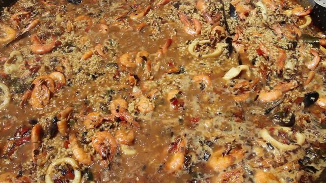 Paella soltando vapor al cocer