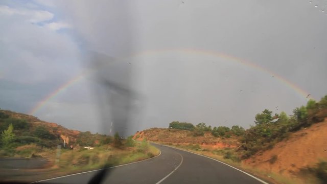 Arcoiris desde el Interior de un Coche en Movimiento un D&iacute;a de LLuvia
