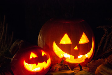 Kürbisse mit Gesichtern im dunkeln