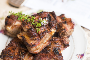 Grilled pork ribs with thyme and spicy honey sauce