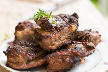 Grilled pork ribs with thyme and spicy honey sauce