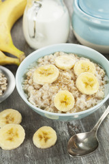 Porridge with bananas and honey