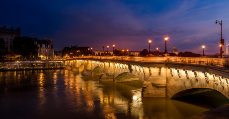Fototapeta na wymiar Paris bridge at night